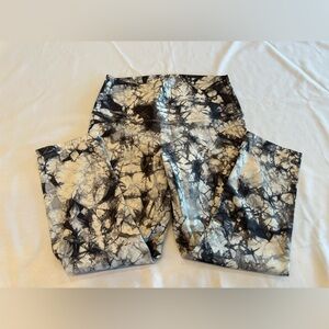 Lululemon Abstract Black and White Tie Dye Cloud Leggings Size 8